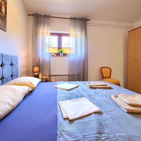 Apartment Bazina - Airconditioning, Parking, 500M From The Beach Đảo Krk Ngoại thất bức ảnh