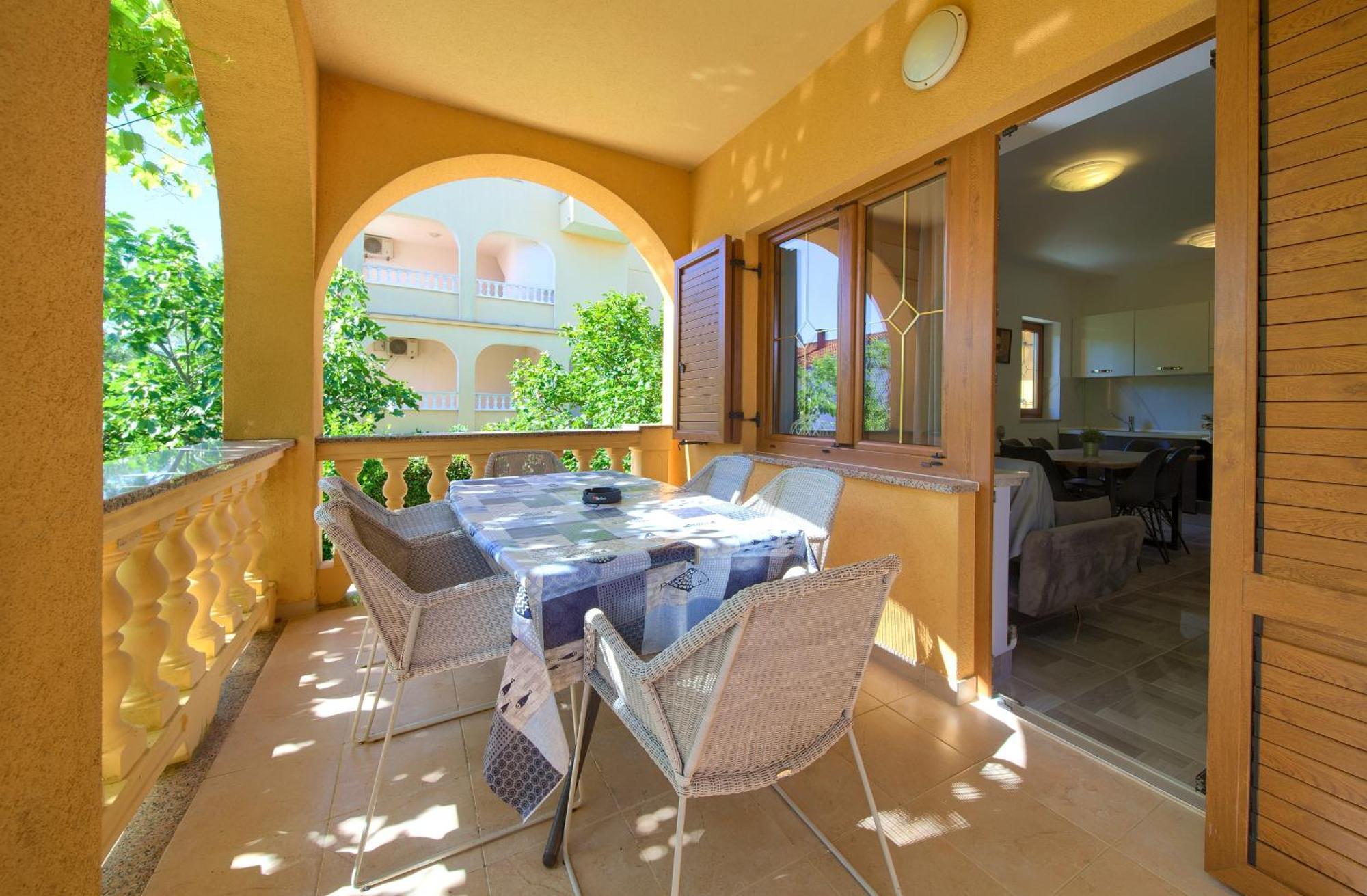 Apartment Bazina - Airconditioning, Parking, 500M From The Beach Đảo Krk Ngoại thất bức ảnh