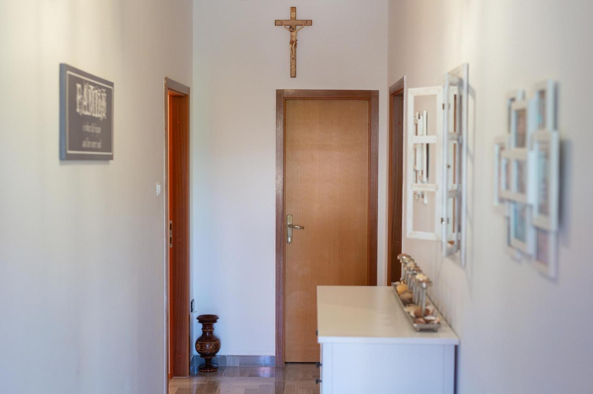 Apartment Bazina - Airconditioning, Parking, 500M From The Beach Đảo Krk Ngoại thất bức ảnh