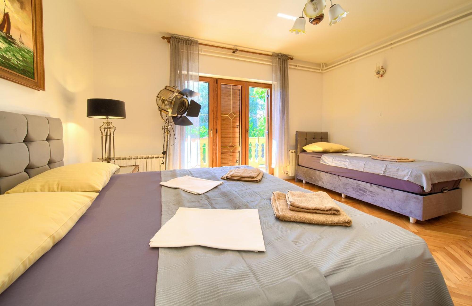 Apartment Bazina - Airconditioning, Parking, 500M From The Beach Đảo Krk Ngoại thất bức ảnh