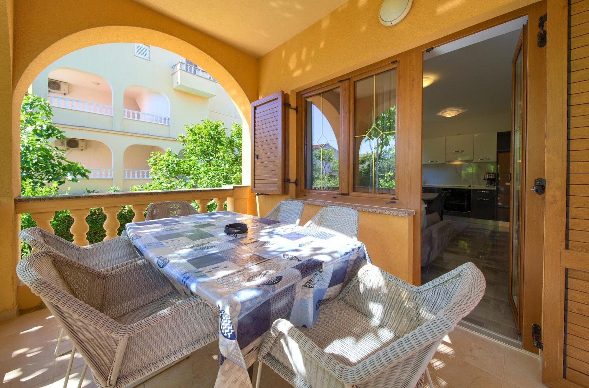 Apartment Bazina - Airconditioning, Parking, 500M From The Beach Đảo Krk Ngoại thất bức ảnh